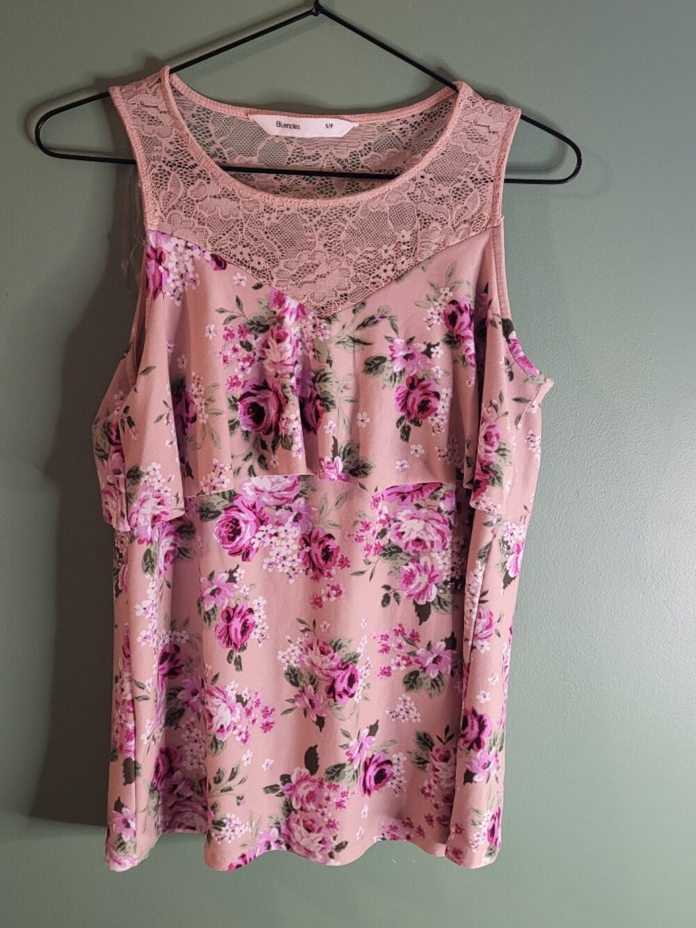 Tiered lace sleeveless top